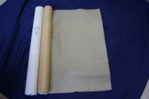 後藤紙店　ごかみ　斜子テープシミンエース手漉き美濃和紙 美濃和紙落水和紙bijutsushi 美濃和紙落水金箔入り和紙bijutsushi 楮１００㌫ 楮１００㌫美濃和紙　障子紙　わらび　伝統表装　薄美濃　美須紙　宇田紙　表装直し　しみ抜き 裏打ち　鳥の子　離宮　松苑　御幸　布裏　本紙裏　総裏　ホットメルト　　　　　　　とうき軸先　潤のり　防虫香　潤印　下張り　七福　聚楽　寒牡丹　月印雪印　 梅月　雲龍紙　提灯紙　落水紙　紅葉　笹　　楮紙　　　後藤紙店　ごかみ機械漉き和紙　美濃和紙　茶入り　薄緑　印刷可能　SDGｓカーボン二ュートラル